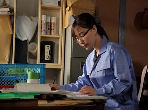 Memperkosa bos wanita yang kehausan