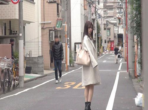 Memperkosa gadis jalanan berpayudara besar dengan obat perangsang nafsu berahi