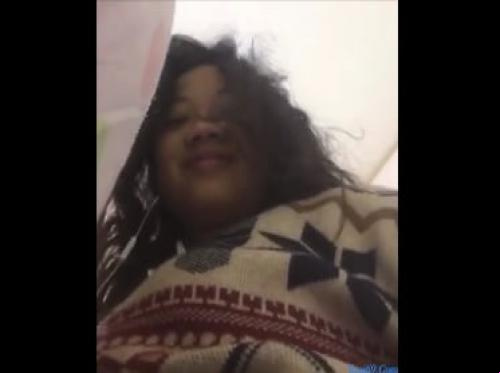 Larut malam, kekasih saya yang horny melakukan masturbasi untuk ditonton pacarnya