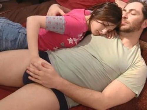 Menghukum anak perempuan yang sering menyelinap keluar dari tempat tidur untuk bermain