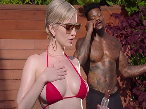 Saat mandi dan berhubungan seks dengan pacarnya yang berkulit hitam