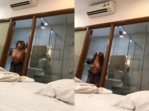 Aku mengerang pelan agar kamar sebelah tidak mendengarku