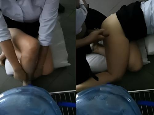 Bosnya suka bercinta dan karyawannya menyenangkan bosnya