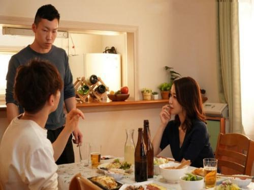 Memakan istri pelacur rekan kerjanya saat diajak ke rumahnya