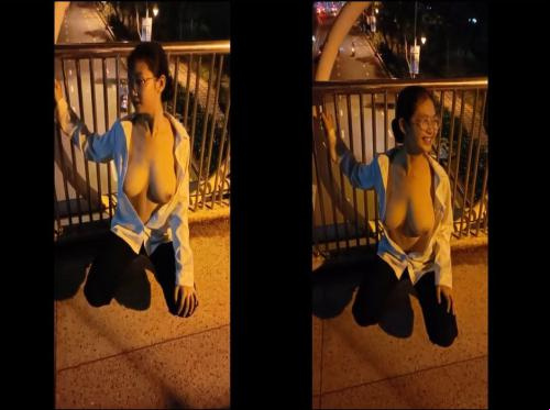 Seorang siswa cantik yang suka pamer di depan umum
